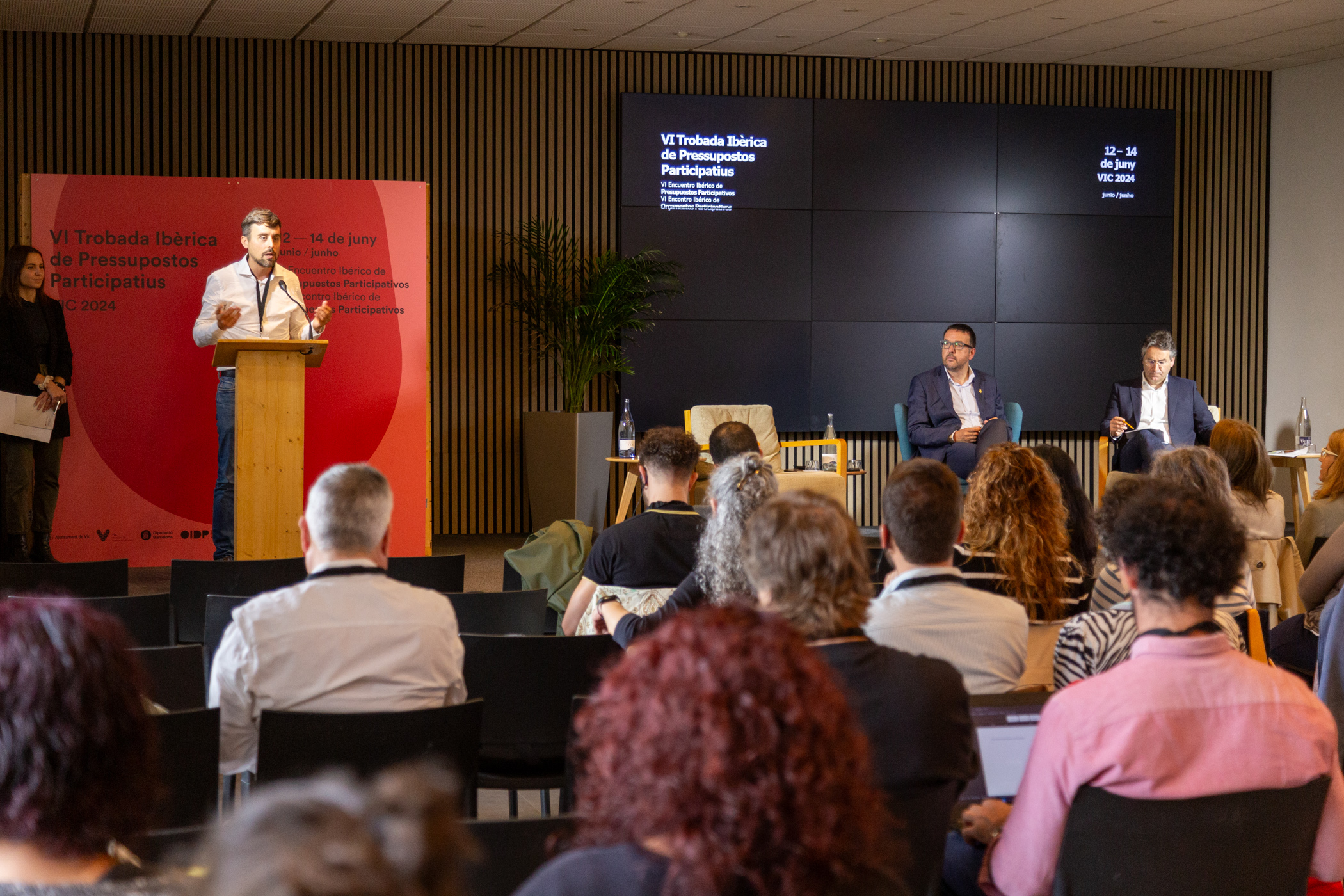 Imatge de l’acte inaugural de la VI Trobada Ibèrica, amb el diputat delegat de Participació de la Diputació de Barcelona, Marc Serra; l’alcalde de Vic, Albert Castells; i el president de l’OIDP, José Manuel Ribeiro